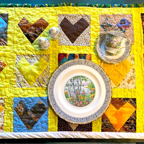 Quilted table centre or topper. - Picture 2 of 3